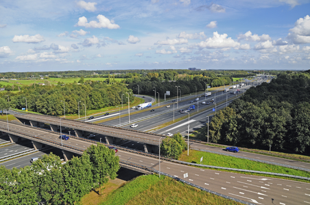 900321 Gezicht op het viaduct in de Universiteitsweg te Utrecht over de A28, vanaf het bovenste dek van de ...